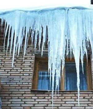 Як-у-Луцьку-борються-з-бурульками-та-снігом-на-дахах.-ВІДЕО Як-у-Луцьку-борються-з-бурульками-та-снігом-на-дахах.-ВІДЕО