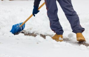 Як швидко прибрати лід біля будинку: експерт розкрив найефективніший спосіб Як-швидко-прибрати-лід-біля-будинку:-експерт-розкрив-найефективніший-спосіб