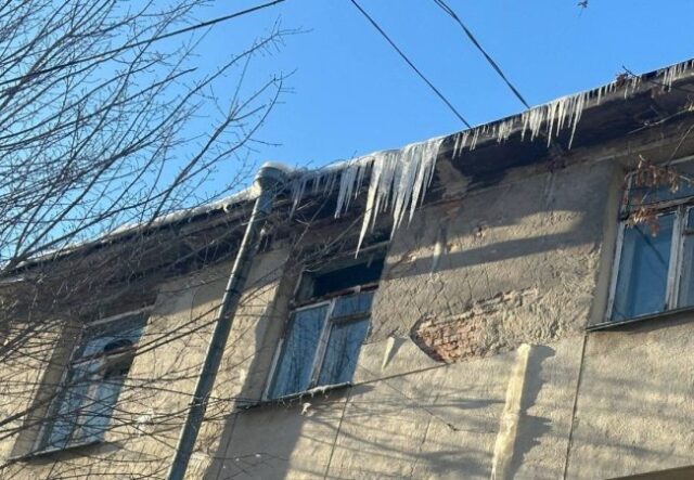 У Луцьку можуть штрафувати за неприбрані бурульки на дахах У-Луцьку-можуть-штрафувати-за-неприбрані-бурульки-на-дахах