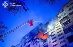 Ворожий дрон влучив у багатоповерхівку в Одесі Ворожий-дрон-влучив-у-багатоповерхівку-в-Одесі