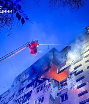 Ворожий-дрон-влучив-у-багатоповерхівку-в-Одесі Ворожий-дрон-влучив-у-багатоповерхівку-в-Одесі