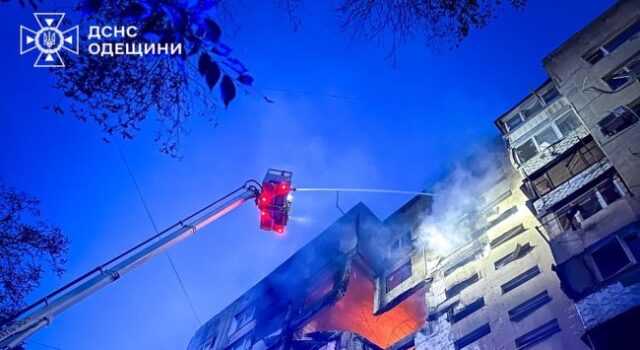 Ворожий дрон влучив у багатоповерхівку в Одесі Ворожий-дрон-влучив-у-багатоповерхівку-в-Одесі