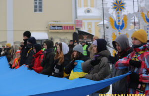 На акції «Ланцюг єднання» в центрі Луцька розгорнули 200-метровий стяг. Фото На-акції-«Ланцюг-єднання»-в-центрі-Луцька-розгорнули-200-метровий-стяг.-Фото