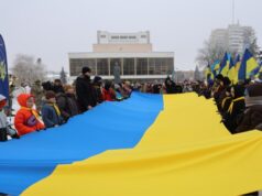 Лучани розгорнули 200-метровий прапор у День Соборності України. ФОТО Лучани-розгорнули-200-метровий-прапор-у-День-Соборності-України.-ФОТО