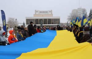 Лучани розгорнули 200-метровий прапор у День Соборності України. ФОТО Лучани-розгорнули-200-метровий-прапор-у-День-Соборності-України.-ФОТО