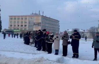 Соборна Україна: у місті на Волині створили символічний Ланцюг Єдності Соборна-Україна:-у-місті-на-Волині-створили-символічний-Ланцюг-Єдності