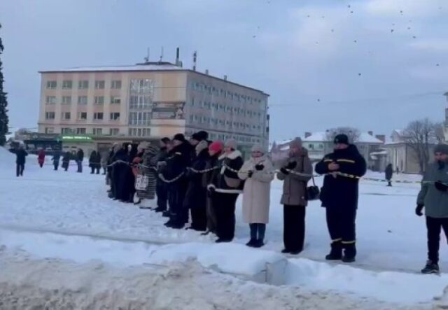 Соборна Україна: у місті на Волині створили символічний Ланцюг Єдності Соборна-Україна:-у-місті-на-Волині-створили-символічний-Ланцюг-Єдності