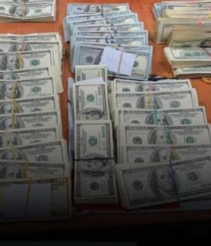 НАБУ-під-час-обшуків-на-митному-посту-«Луцьк»-вилучило-сотні-тисяч-доларів-США