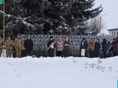 У Любешеві рідним полеглих воїнів вручили їхні відзнаки У-Любешеві-рідним-полеглих-воїнів-вручили-їхні-відзнаки