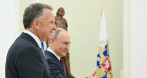 У кремлі розпочалася зустріч представників США з путіним щодо війни в Україні У-кремлі-розпочалася-зустріч-представників-США-з-путіним-щодо-війни-в-Україні