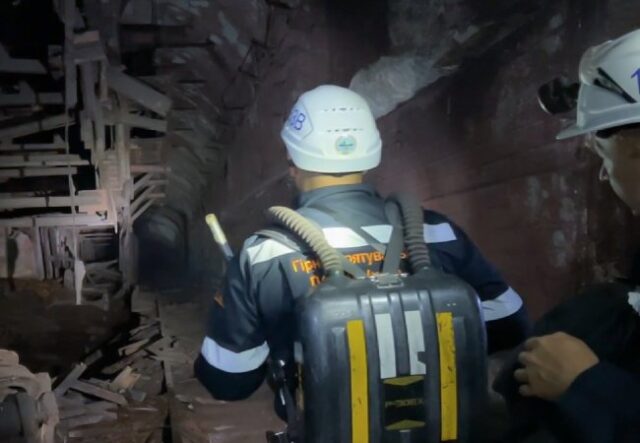 Бійці ДСНС у Кривому Розі врятували заблокованих під землею шахтарів Бійці-ДСНС-у-Кривому-Розі-врятували-заблокованих-під-землею-шахтарів