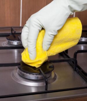 Ці-засоби-є-в-кожній-квартирі:-що-сильно-роз’їдає-жир-на-будь-якій-поверхні