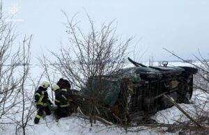 На Волині бус перекинувся в кювет, рятувальники деблокували шістьох людей На-Волині-бус-перекинувся-в-кювет,-рятувальники-деблокували-шістьох-людей