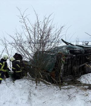 На-Волині-бус-перекинувся-в-кювет,-рятувальники-деблокували-шістьох-людей