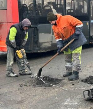На-вулицях-Луцька-вкладали-асфальт.-ФОТО