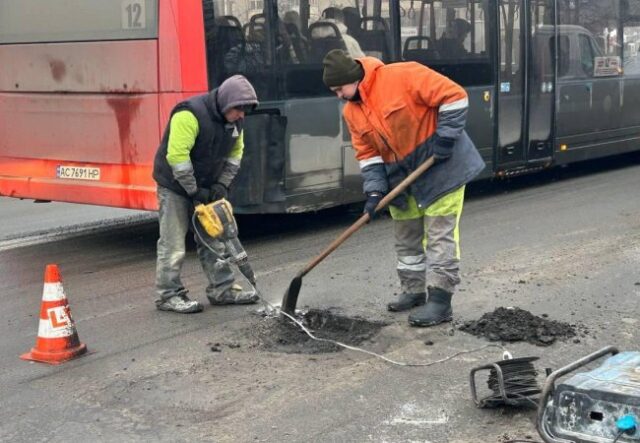 На вулицях Луцька вкладали асфальт. ФОТО На-вулицях-Луцька-вкладали-асфальт.-ФОТО