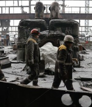 Кабмін-запровадив-доплати-за-ремонтні-роботи-після-ударів-РФ:-хто-і-скільки-отримає