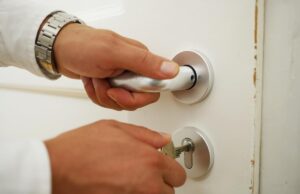 Людей, які перед сном двічі перевіряють двері, об’єднують ці 8 рис відповідальності Людей,-які-перед-сном-двічі-перевіряють-двері,-об’єднують-ці-8-рис-відповідальності