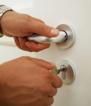 Людей,-які-перед-сном-двічі-перевіряють-двері,-об’єднують-ці-8-рис-відповідальності