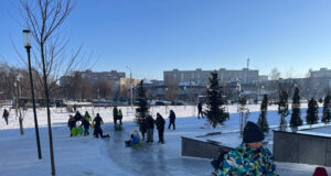 У Луцьку біля РАЦСу діти разом із батьками облаштували ковзанку У-Луцьку-біля-РАЦСу-діти-разом-із-батьками-облаштували-ковзанку