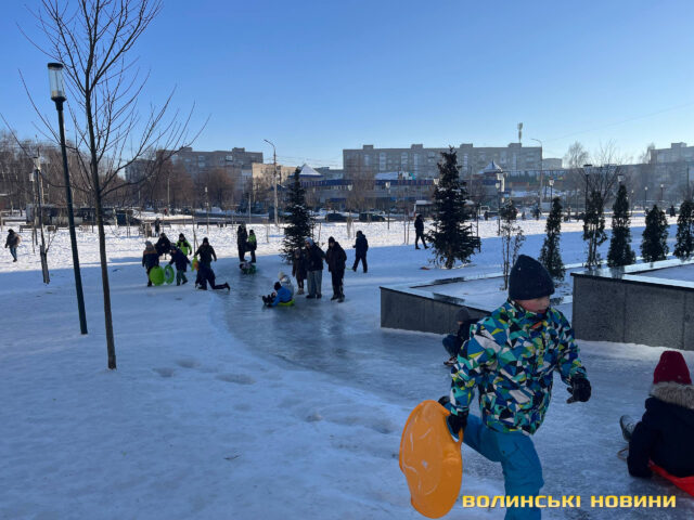 У Луцьку біля РАЦСу діти разом із батьками облаштували ковзанку У-Луцьку-біля-РАЦСу-діти-разом-із-батьками-облаштували-ковзанку