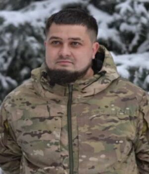 Старший-сержант-з-Волині-розповів,-як-від-удару-fpv-врятували-привідкриті-двері-«Хаммера»