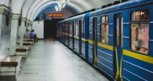 "Червона" лінія метро у Києві працює з обмеженнями після нічного обстрілу – КМВА "Червона"-лінія-метро-у-Києві-працює-з-обмеженнями-після-нічного-обстрілу-–-КМВА