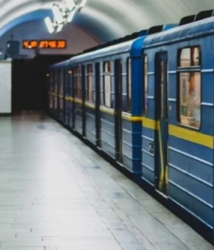 "Червона"-лінія-метро-у-Києві-працює-з-обмеженнями-після-нічного-обстрілу-–-КМВА