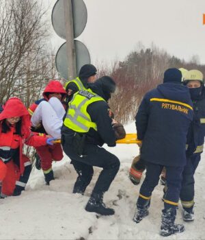 На-Волині-був-злетів-з-дороги:-затиснуту-жінку-деблокували-рятувальники