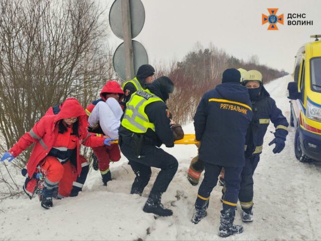 На Волині був злетів з дороги: затиснуту жінку деблокували рятувальники На-Волині-був-злетів-з-дороги:-затиснуту-жінку-деблокували-рятувальники