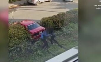 Авто витягували з кущів: у Луцьку на 34 тисячі оштрафували водійку, яка в’їхала в будинок... Авто-витягували-з-кущів:-у-Луцьку-на-34-тисячі-оштрафували-водійку,-яка-в’їхала-в-будинок.