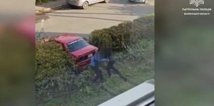 Авто витягували з кущів: у Луцьку на 34 тисячі оштрафували водійку, яка в’їхала в будинок... Авто-витягували-з-кущів:-у-Луцьку-на-34-тисячі-оштрафували-водійку,-яка-в’їхала-в-будинок.