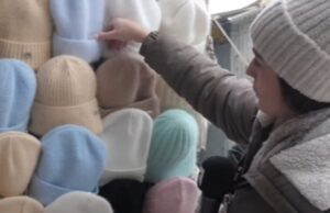 Стильно і тепло: які зимові аксесуари розкуповують на луцькому ринку Стильно-і-тепло:-які-зимові-аксесуари-розкуповують-на-луцькому-ринку