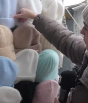 Стильно-і-тепло:-які-зимові-аксесуари-розкуповують-на-луцькому-ринку