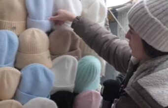 Стильно і тепло: які зимові аксесуари розкуповують на луцькому ринку Стильно-і-тепло:-які-зимові-аксесуари-розкуповують-на-луцькому-ринку