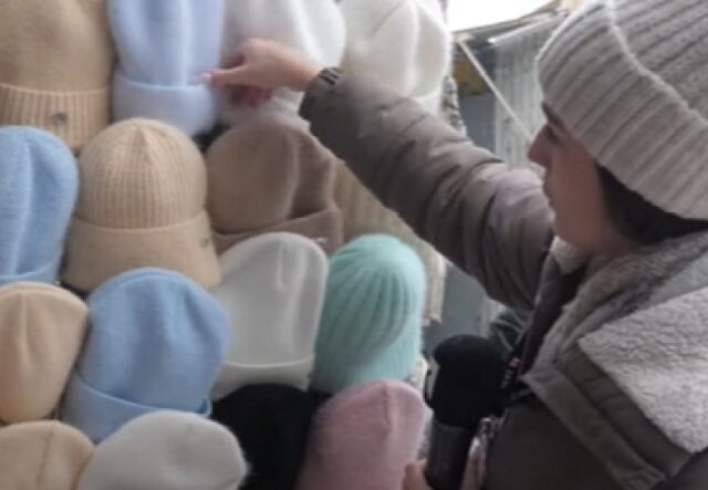 Стильно і тепло: які зимові аксесуари розкуповують на луцькому ринку Стильно-і-тепло:-які-зимові-аксесуари-розкуповують-на-луцькому-ринку