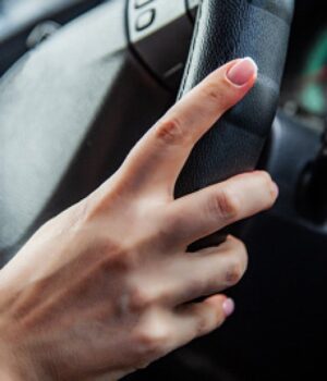 Відмовилася-від-огляду-на-місці,-а-лікар-підтвердив,-що-п’яна:-суд-забрав-у-лучанки-водійські.