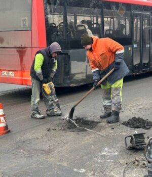 Після-морозів-у-Луцьку-латають-ями-на-дорогах Після-морозів-у-Луцьку-латають-ями-на-дорогах