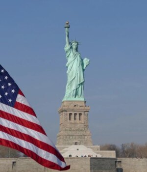 США-дозволили-“самодепортуватися”-підозрюваному-у-зухвалій-крадіжці-коштовностей