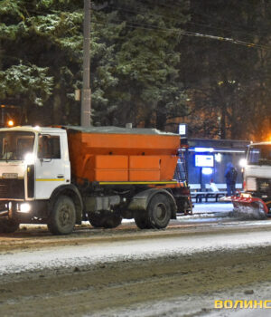 Волинські-дорожники-усю-ніч-усували-перемети-і-ожеледицю