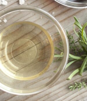 Розумні-господині-ставлять-миску-з-оцтом-у-квартирі:-навіщо-це-робити-–-ефект-вражає