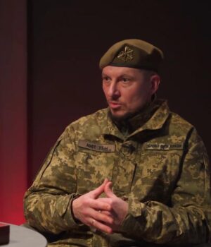 Один-предмет,-що-є-в-кишені-у-кожного,-не-можна-брати-на-передові-позиції,-–.