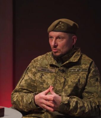 Один предмет, що є в кишені у кожного, не можна брати на передові позиції, –... Один-предмет,-що-є-в-кишені-у-кожного,-не-можна-брати-на-передові-позиції,-–.