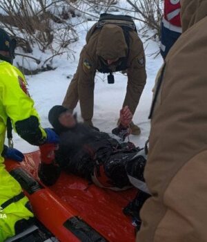 Застряг-у-кризі-за-100-м-від-берега:-в-Києві-ледь-не-потонув-чоловік-(фото,. Застряг-у-кризі-за-100-м-від-берега:-в-Києві-ледь-не-потонув-чоловік-(фото,.