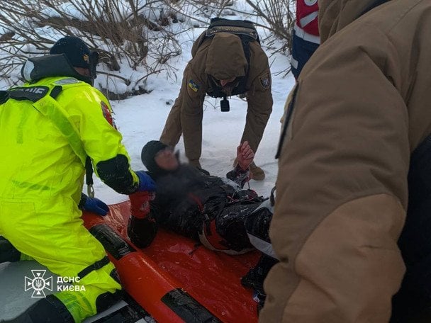 Застряг у кризі за 100 м від берега: в Києві ледь не потонув чоловік (фото,... Застряг-у-кризі-за-100-м-від-берега:-в-Києві-ледь-не-потонув-чоловік-(фото,.