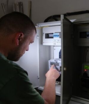 Відключення-світла-в-усіх-регіонах:-«Укренерго»-попередило-про-графіки-на-26-січня