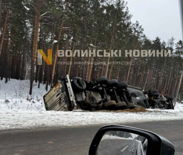 У водія фури стався гіпертонічний криз: деталі ДТП на волинській трасі У-водія-фури-стався-гіпертонічний-криз:-деталі-ДТП-на-волинській-трасі