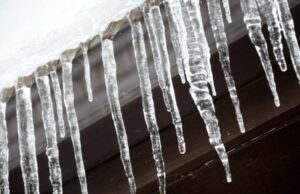 Небезпечні бурульки у Луцьку: хто відповідає за очищення дахів і як убезпечити себе Небезпечні-бурульки-у-Луцьку:-хто-відповідає-за-очищення-дахів-і-як-убезпечити-себе