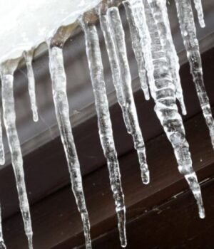 Небезпечні-бурульки-у-Луцьку:-хто-відповідає-за-очищення-дахів-і-як-убезпечити-себе