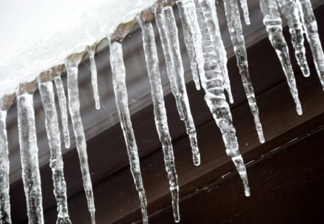 Небезпечні бурульки у Луцьку: хто відповідає за очищення дахів і як убезпечити себе Небезпечні-бурульки-у-Луцьку:-хто-відповідає-за-очищення-дахів-і-як-убезпечити-себе